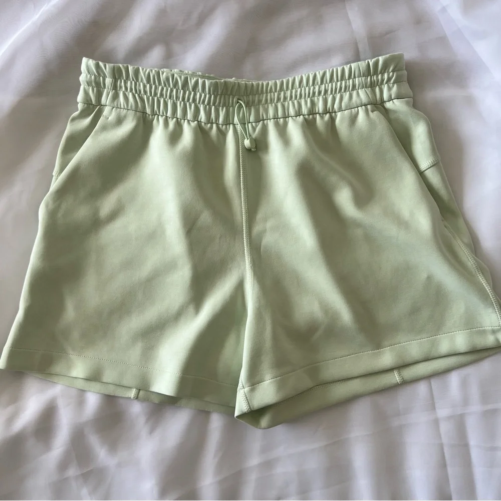 GUC Lululemon Softstreme High-Rise Short 4"
Kohlrabi Green
Size 8 - Picture 1 of 6